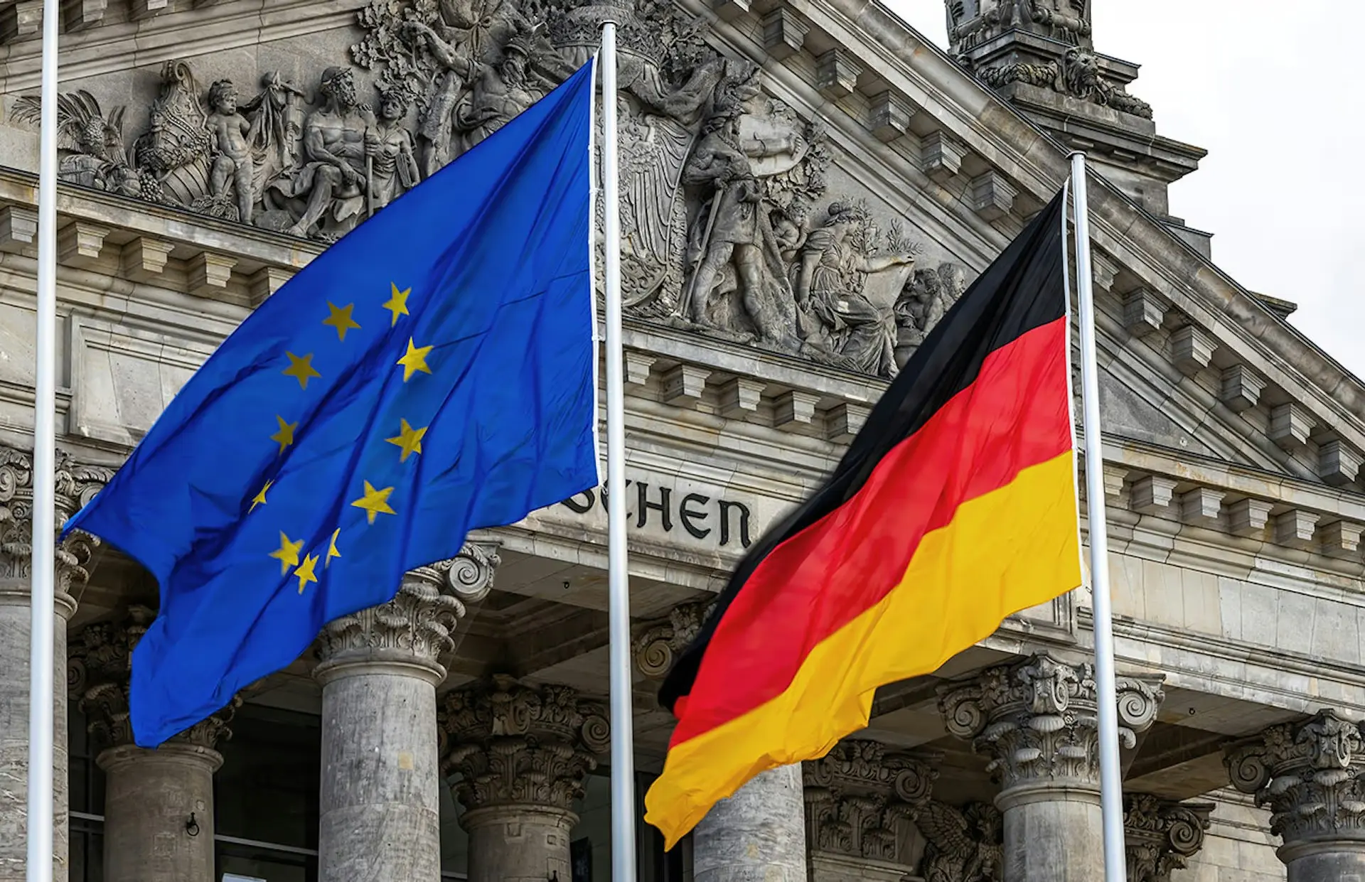 Deutsche und europäische Flagge vor dem Reichstag