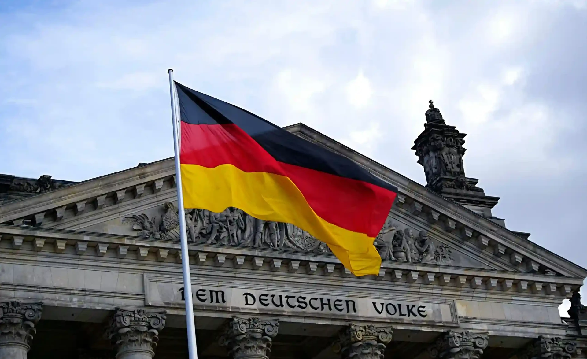 Deutsche Flagge vor dem Reichstag
